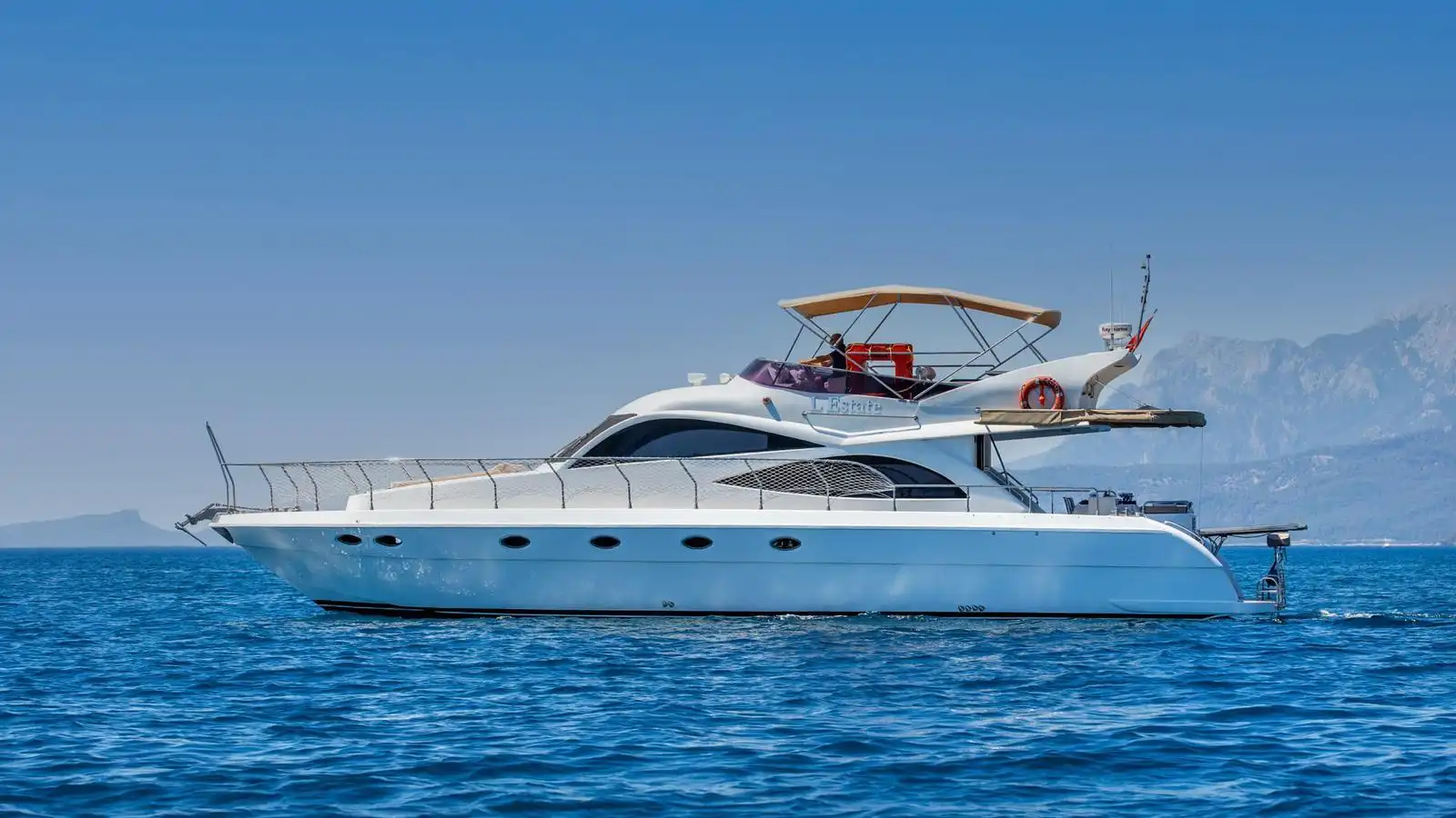 L ESTATE YACHT